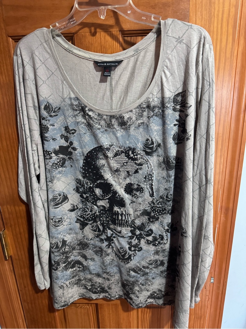 Rock & Republic Gray Skull & Rose Long Sleeve Top